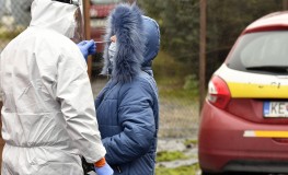 Zdravotník vykonáva test na covid-19 antigénovým testom.