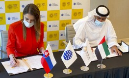 Slovenská komisárka pre EXPO Miroslava Valovičová podpisuje zmluvu o účasti na EXPO Dubaj s námestníkom štátnej ministerky pre zahraničnú spoluprácu Sultanom Al Shamsim.