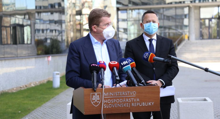 Peter Žiga a minister financií Kamenický na spoločnom brífingu